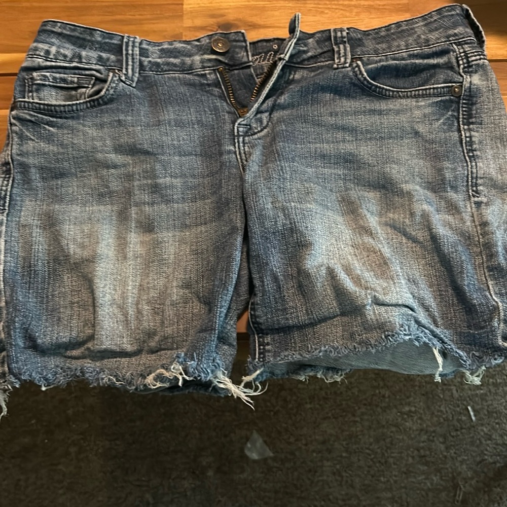 Delia’s bailey blue jean shorts.   Size 3/4